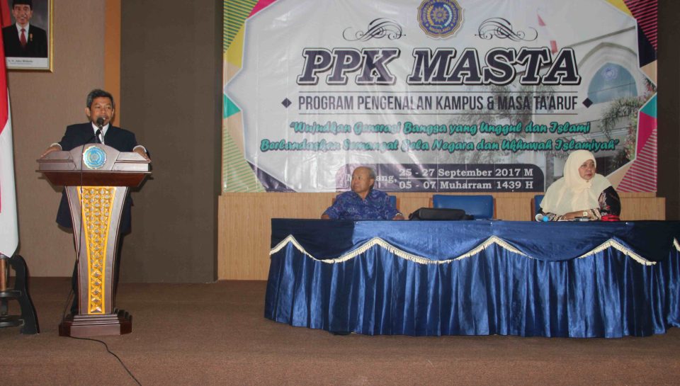 Rektor UM Magelang sedang memberikan sambutan sekaligus membuka acara PPK Masta 2017