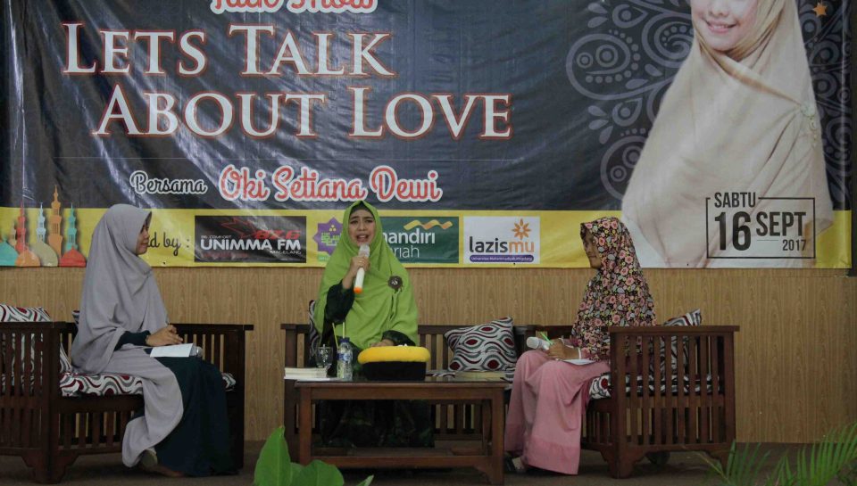 Oki Setiana Dewi sedang talkshow di UM Magelang