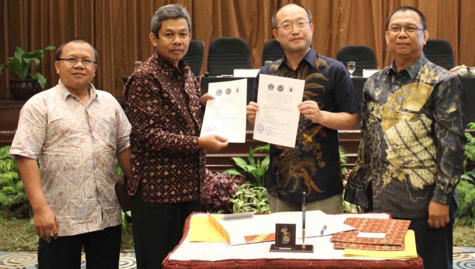Rektor UM Magelang didampingi Kepala BMKs UM Magelang menandatangani MoU dengan HEBEI Normal University Tiongkok