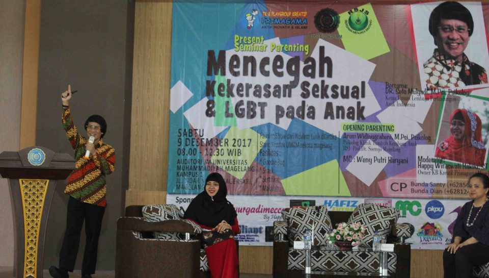 Kak Seto sedang memberikan materi kepada peserta di auditorium UM Magelang