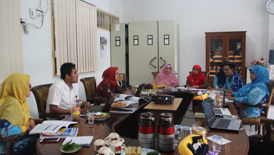 Dr. Peni Sawitri, MM  sedang melakukan assesment diruang dosen FEB UM Magelang