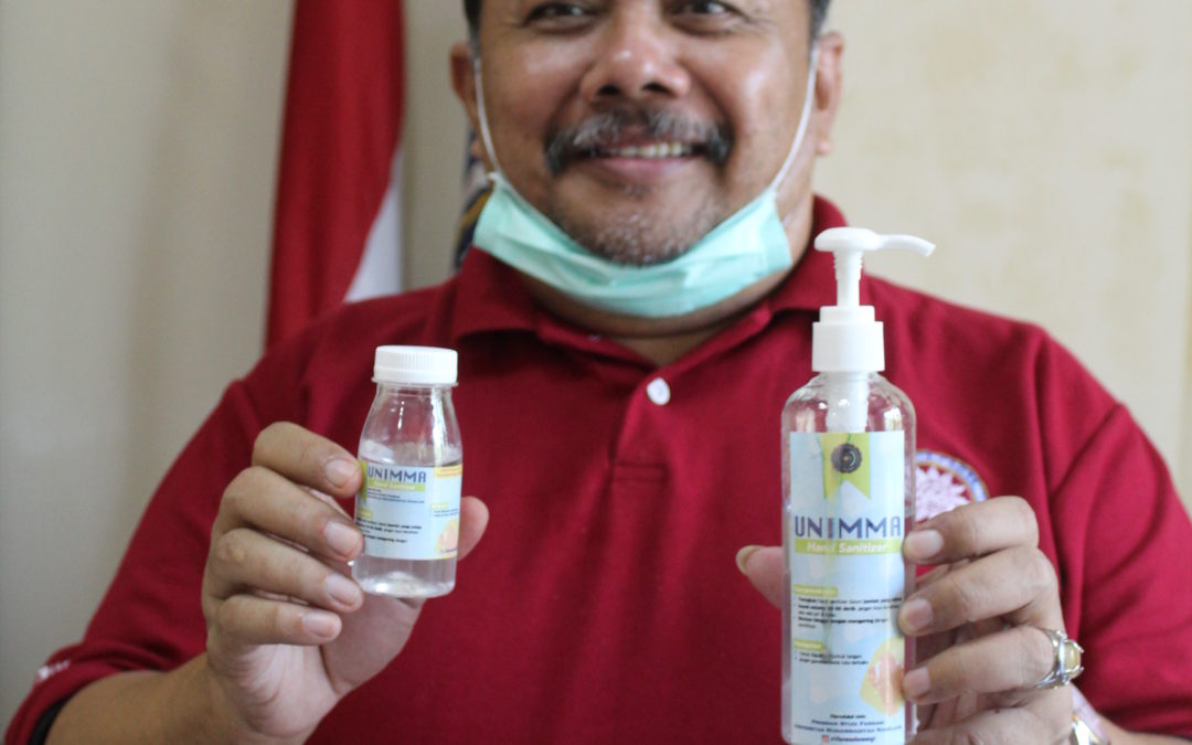 Wajib Bersih Lingkungan, Rektor UMMagelang Bagikan Hand Sanitizer ke Warga