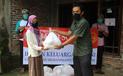 Ikatan Keluarga Alumni UMMagelang Bagikan 200 Paket Sembako Kepada Masyarakat Di Magelang