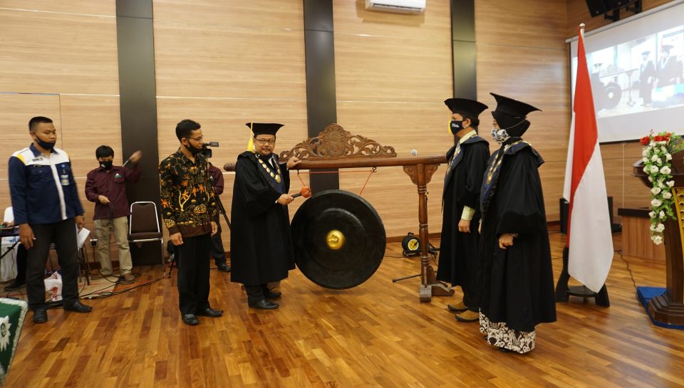 Pemukulan Gong oleh Rektor di PKK Maba