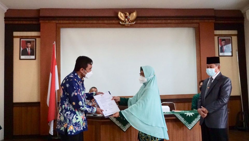 Rektor menyerahkan SK ke Prof Muji 1