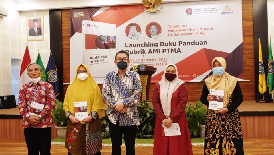 Foto bersama Wakil Ketua PP, rektor dan istri almarhum