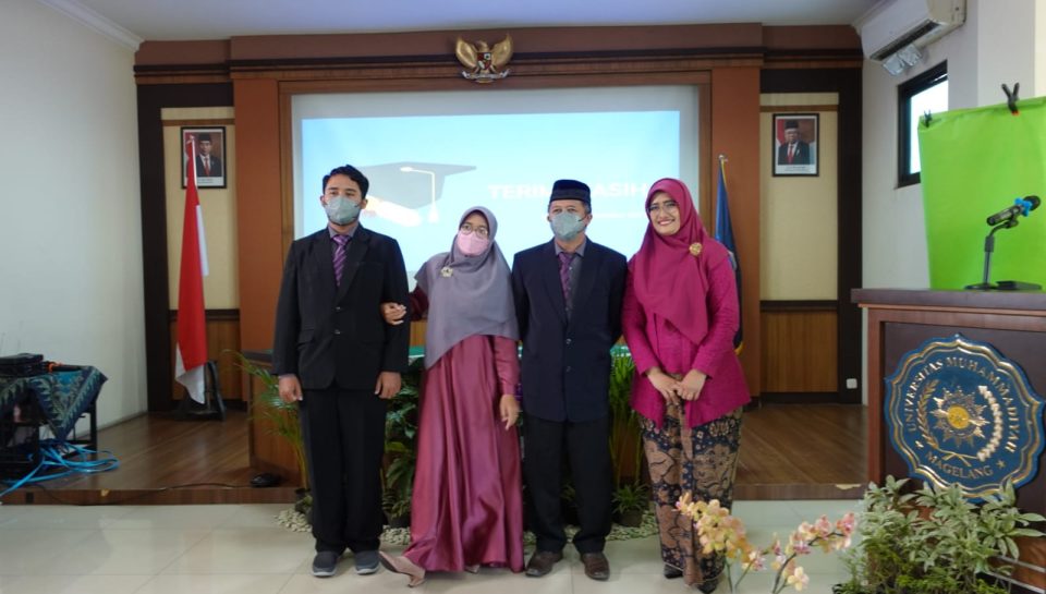 Dr. Retno berfoto bersama keluarga