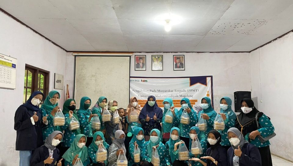 Tim PPMT dengan kader Posyandu