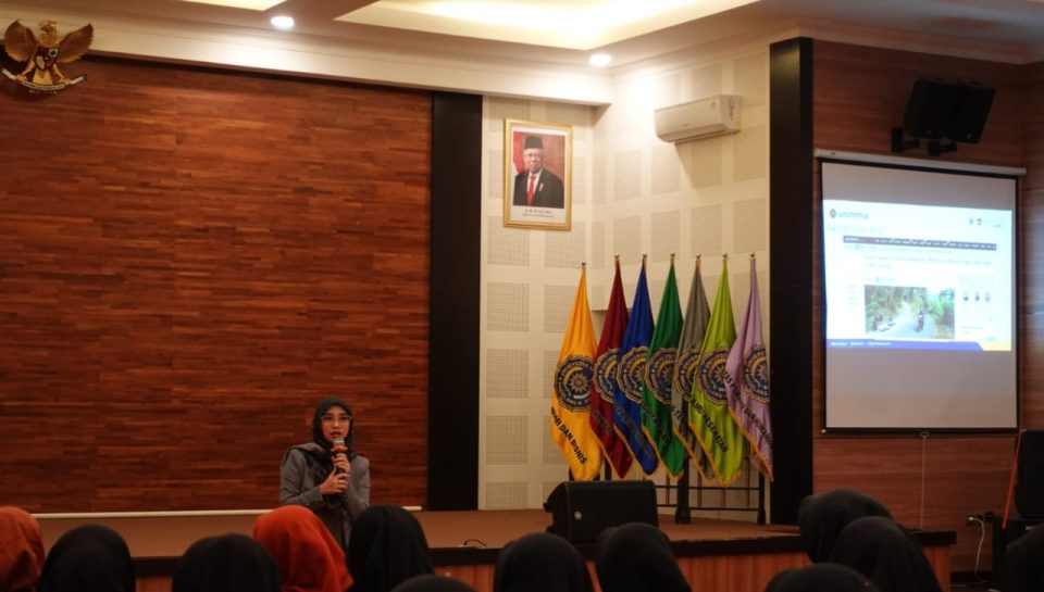 Narasumber menyampaikan materinya