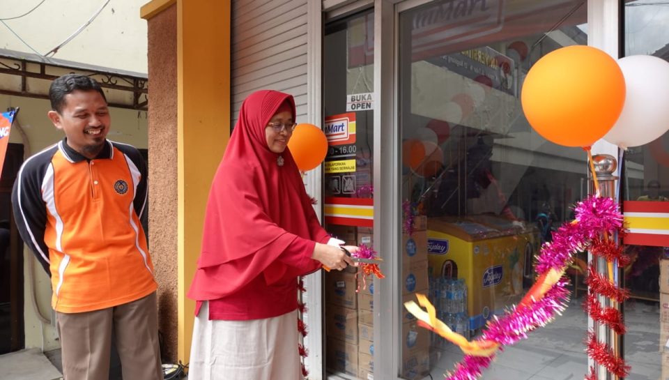 Rektor memotong pita