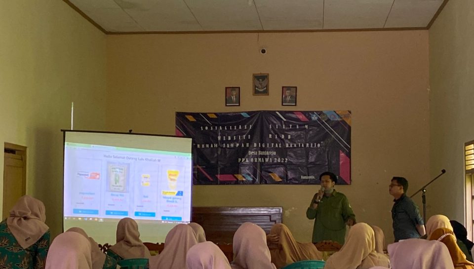 tim sedang memaparkan