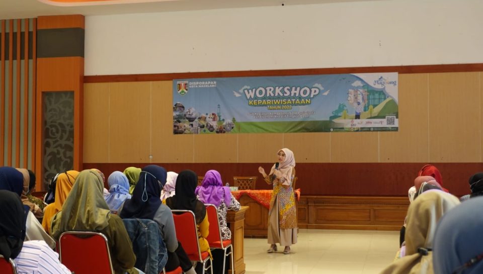 Lintang memaparkan materi