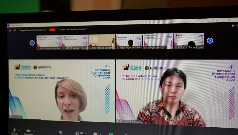 Nuran Ancur berdiskusi bersama peserta