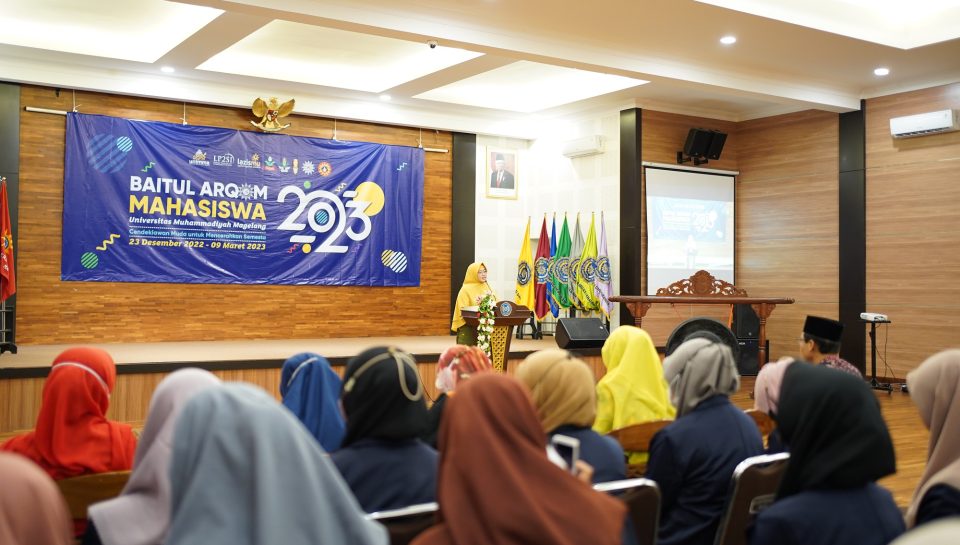 Rektor memberi sambutam