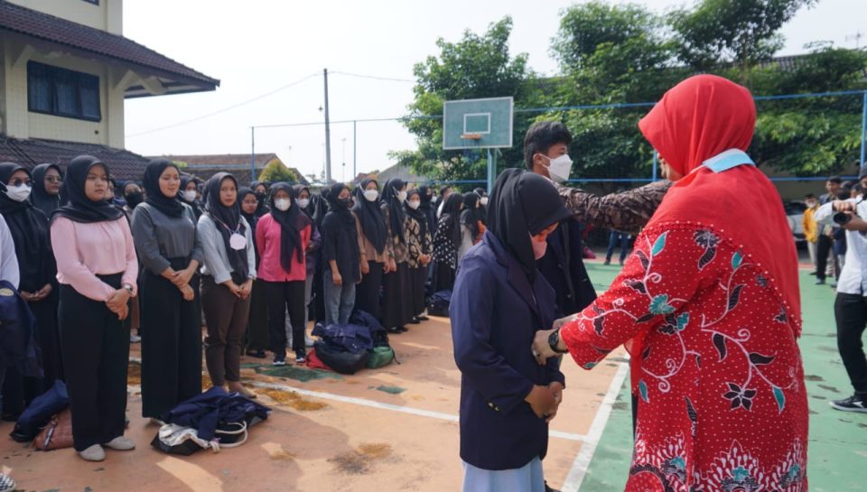 pemakaian jas almamter