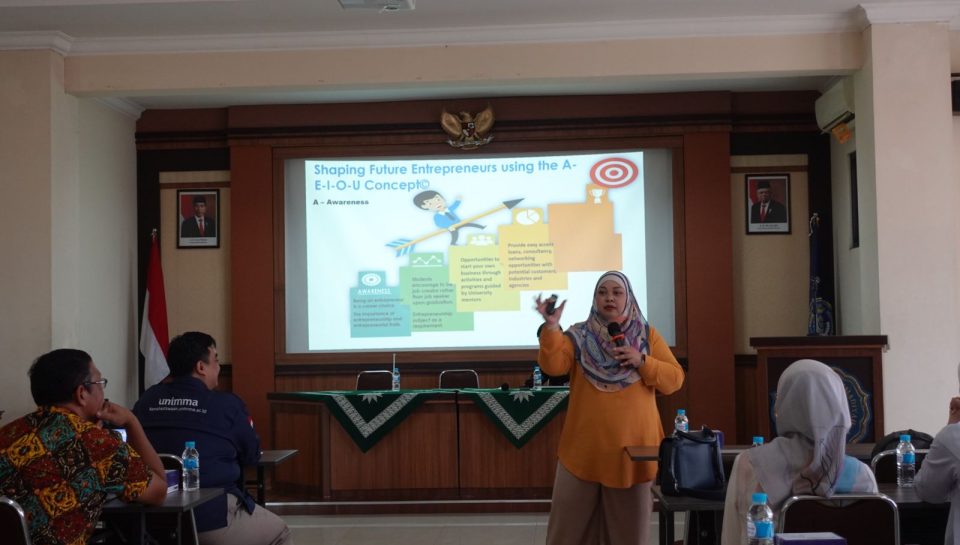 Dr. J memaparkan materi