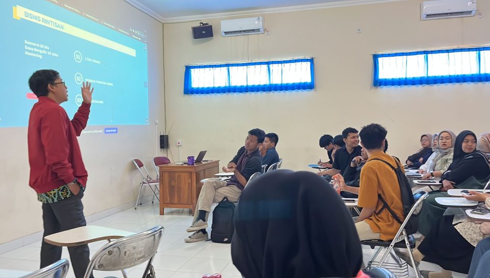kaprodi ilkom unimma menjelaskan di depan mahasiswa