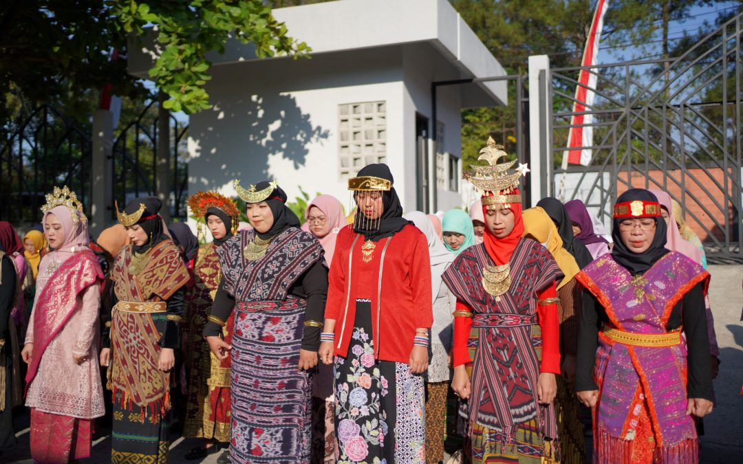 Pakaian Adat Nusantara Warnai Upacara HUT RI ke-79 di UNIMMA