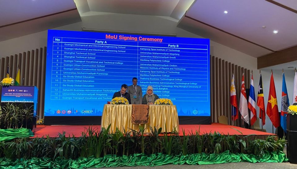 Penandatangan MoU UNIMMA dengan mitra