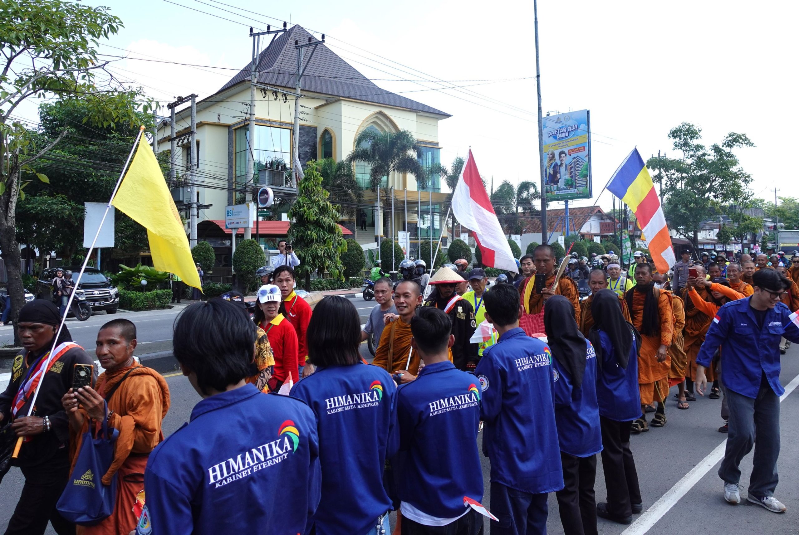 Mengukir Toleransi Beragama, UNIMMA Sambut Bhikkhu Thudong dengan Hangat