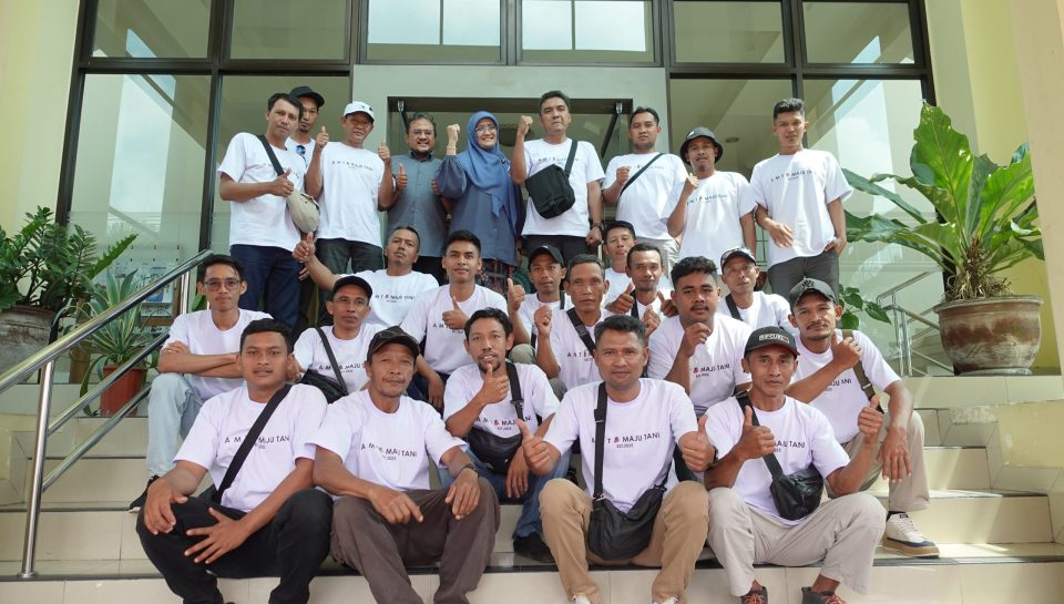 Foto bersama Kelompok Tani AMT dengan tim PkM UNIMMA dan Ka LPPM