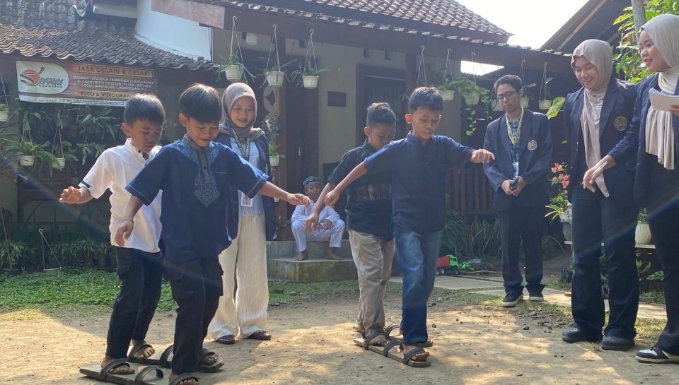 peserta bermain bersama mahasiswa UNIMMA
