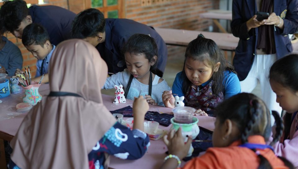 proses kegiatan ‘Melukis Bersama Kriya Kayu Rik Rok’ UNIMMA