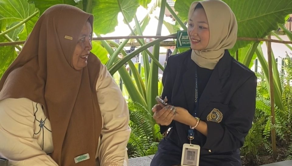 proses wawancara wisatawan oleh mahasiswa UNIMMA (2)