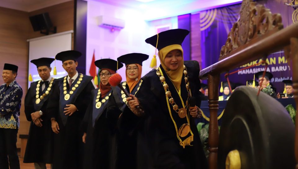Pemukulan gong oleh Ketua Senat UNIMMA