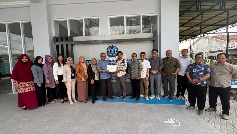 Prof Muji UNIMMA dengan peserta pelatihan