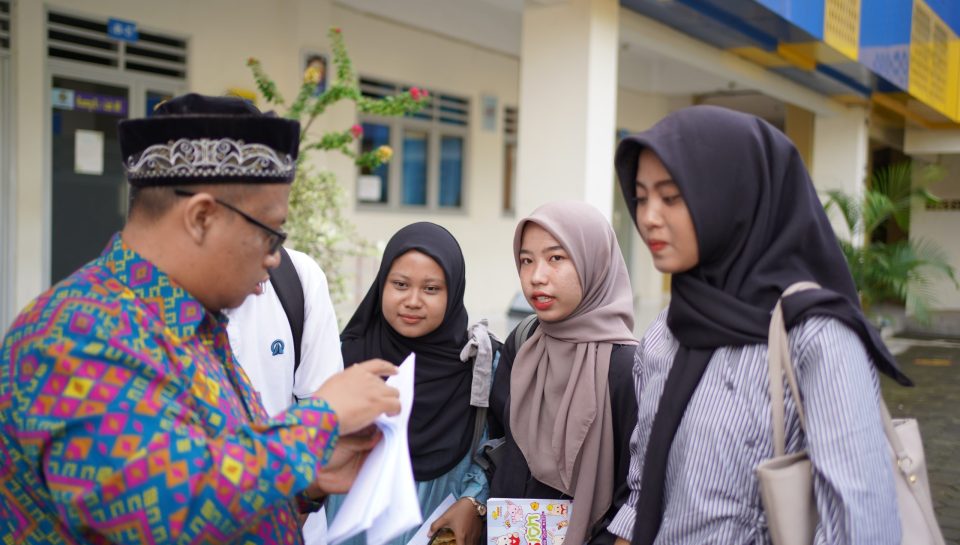 mahasiswa Psikologi UNIMMA sedang berdiskusi dg kaprodi