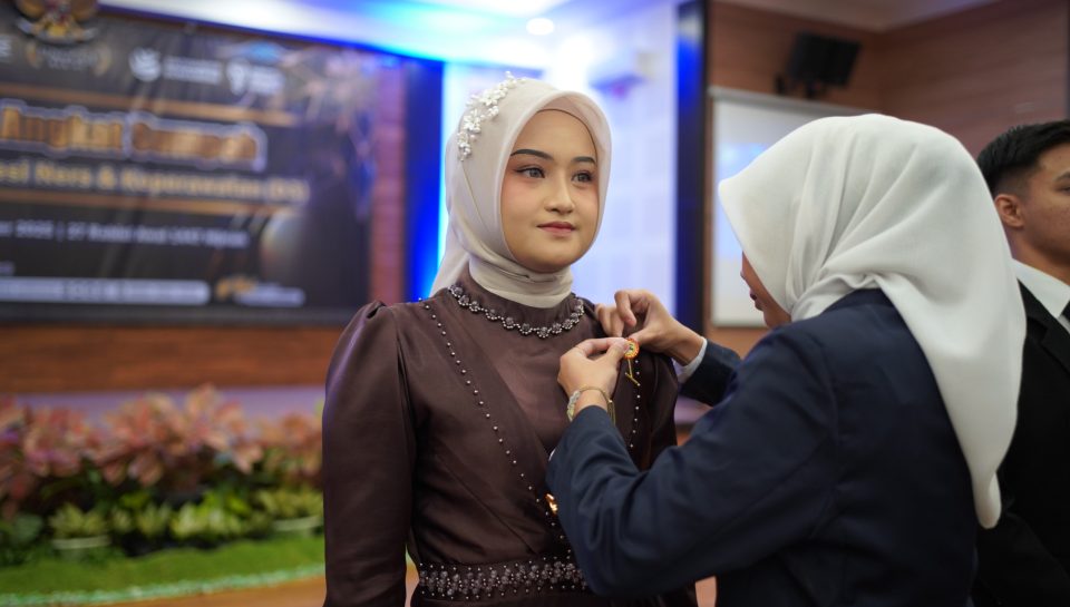 penyematan pin lulusan fikes UNIMMA