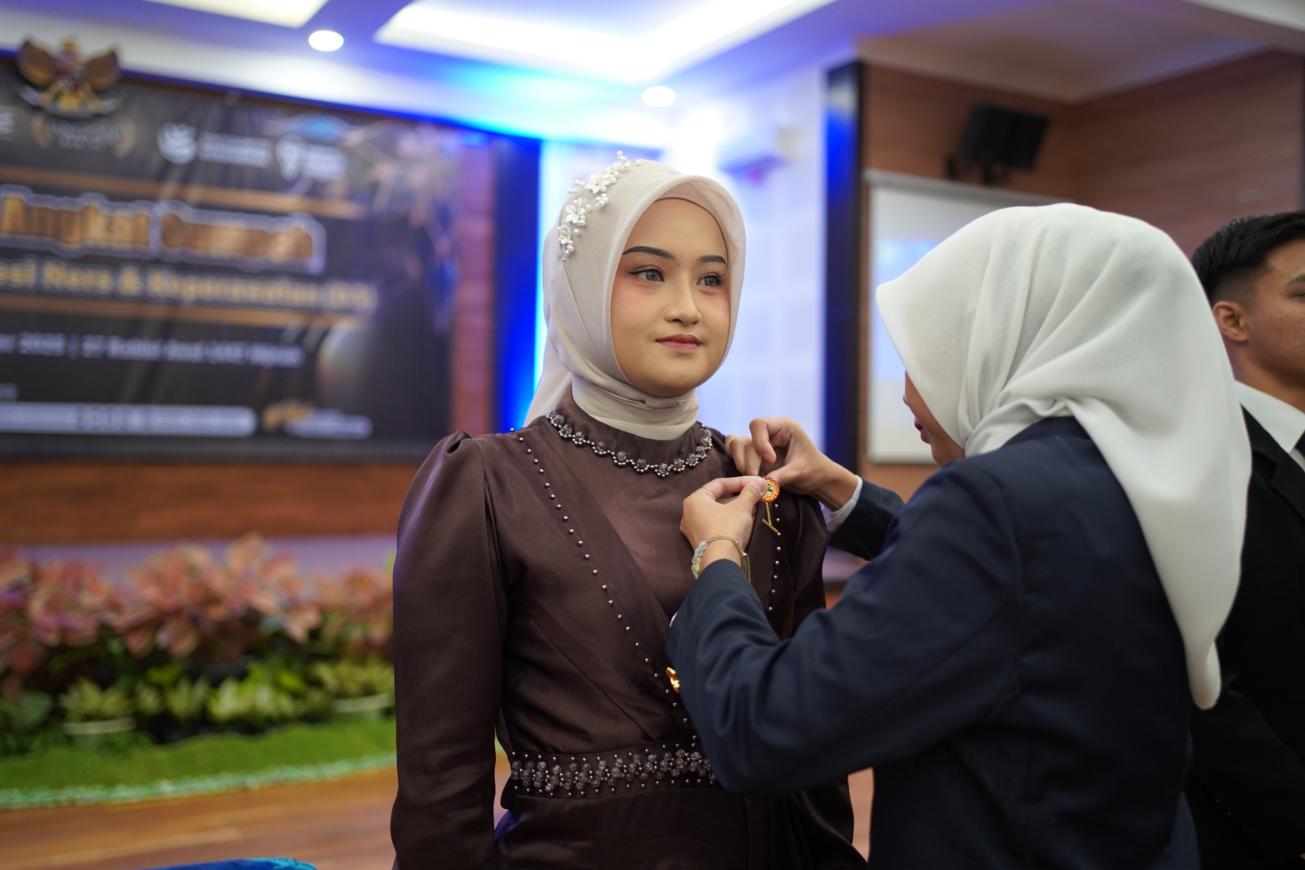 penyematan pin lulusan fikes UNIMMA