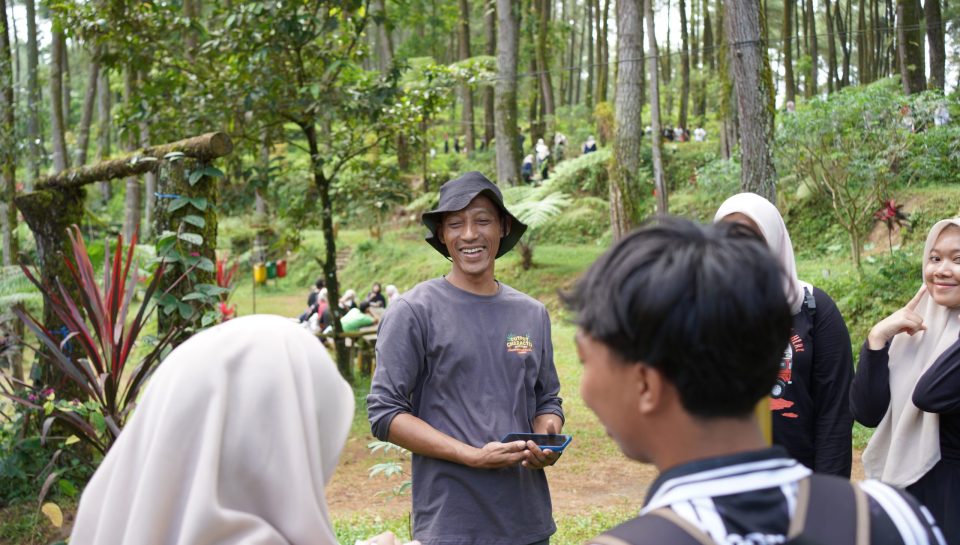 Barkah UNIMMA saat mendampingi outbond di Lembah Pinus