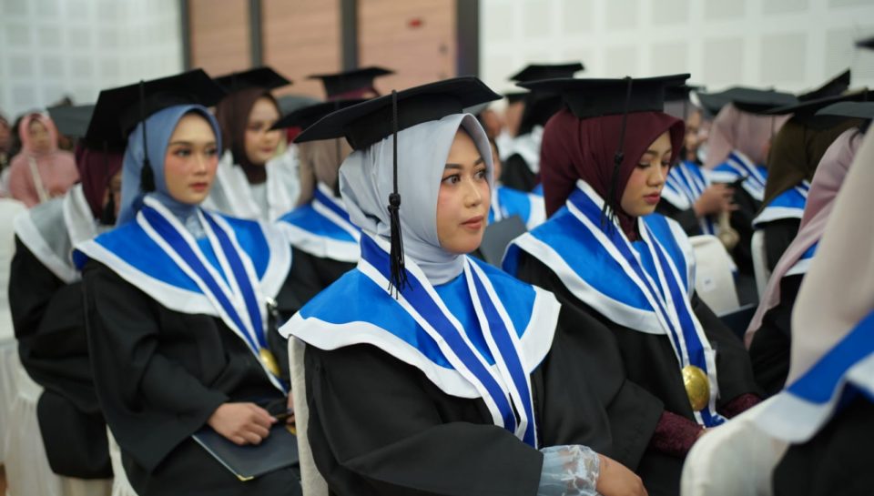 Mila (jilbab abu), wisudawan UNIMMA