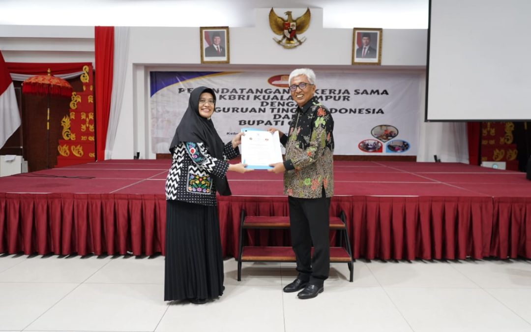 Rektor UNIMMA Tandatangani Kerja Sama Pengabdian Internasional di KBRI Kuala Lumpur