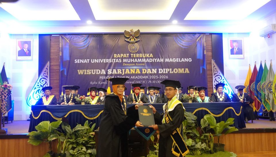 Rektor memberikan ijazah ke wisudawan dengan IPK tertinggi di UNIMMA