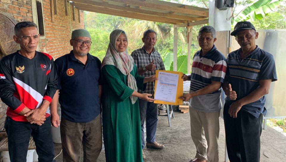 Tim UNIMMA menyerahkan alat TTG ke mitra