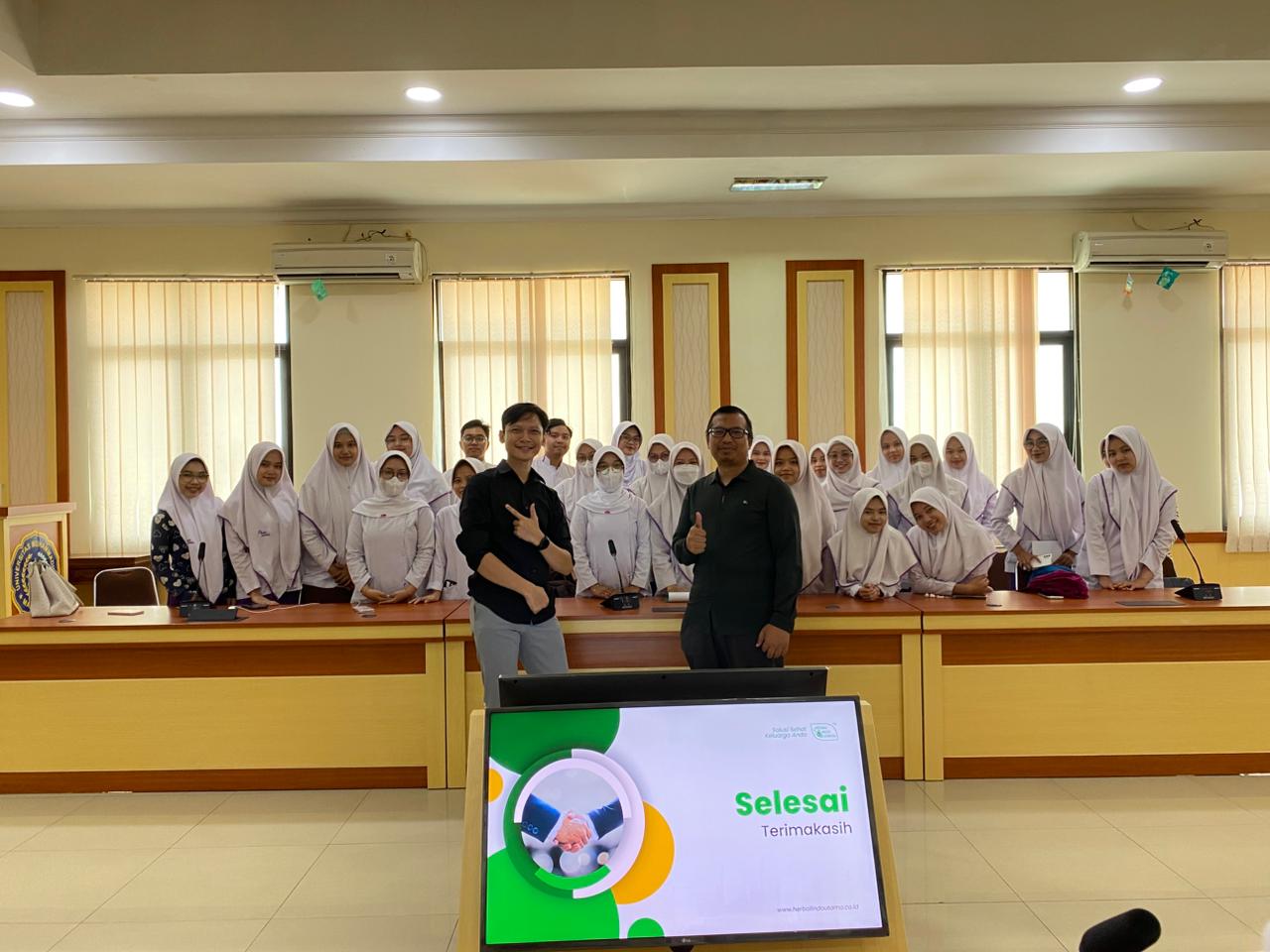 mahasiswa Farmasi UNIMMA dalam kuliah praktisi