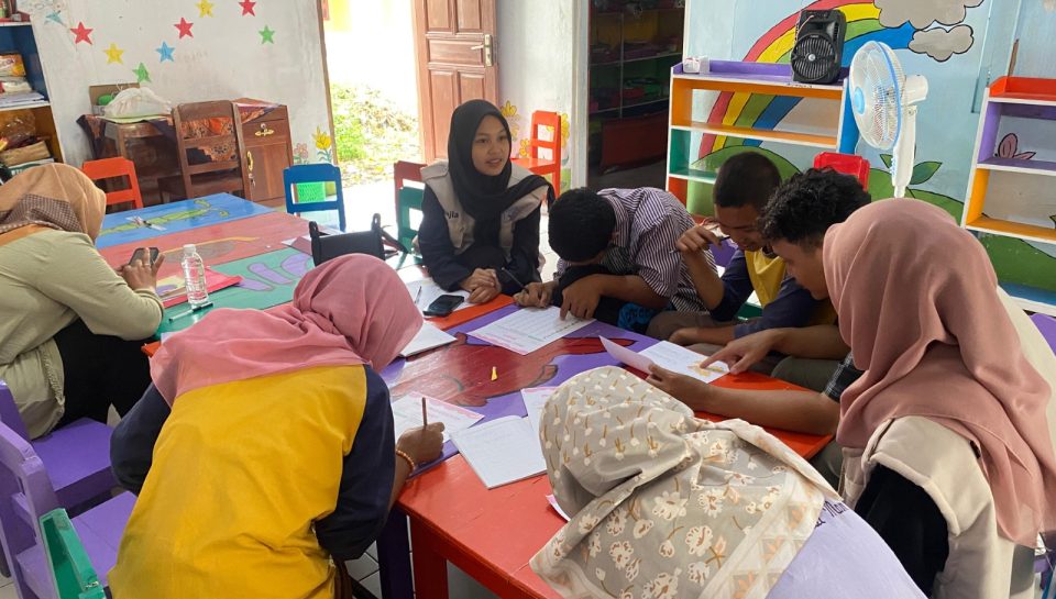 mahasiswa UNIMMA mendampingi ABK di Rumah Belajar Anak Hebat