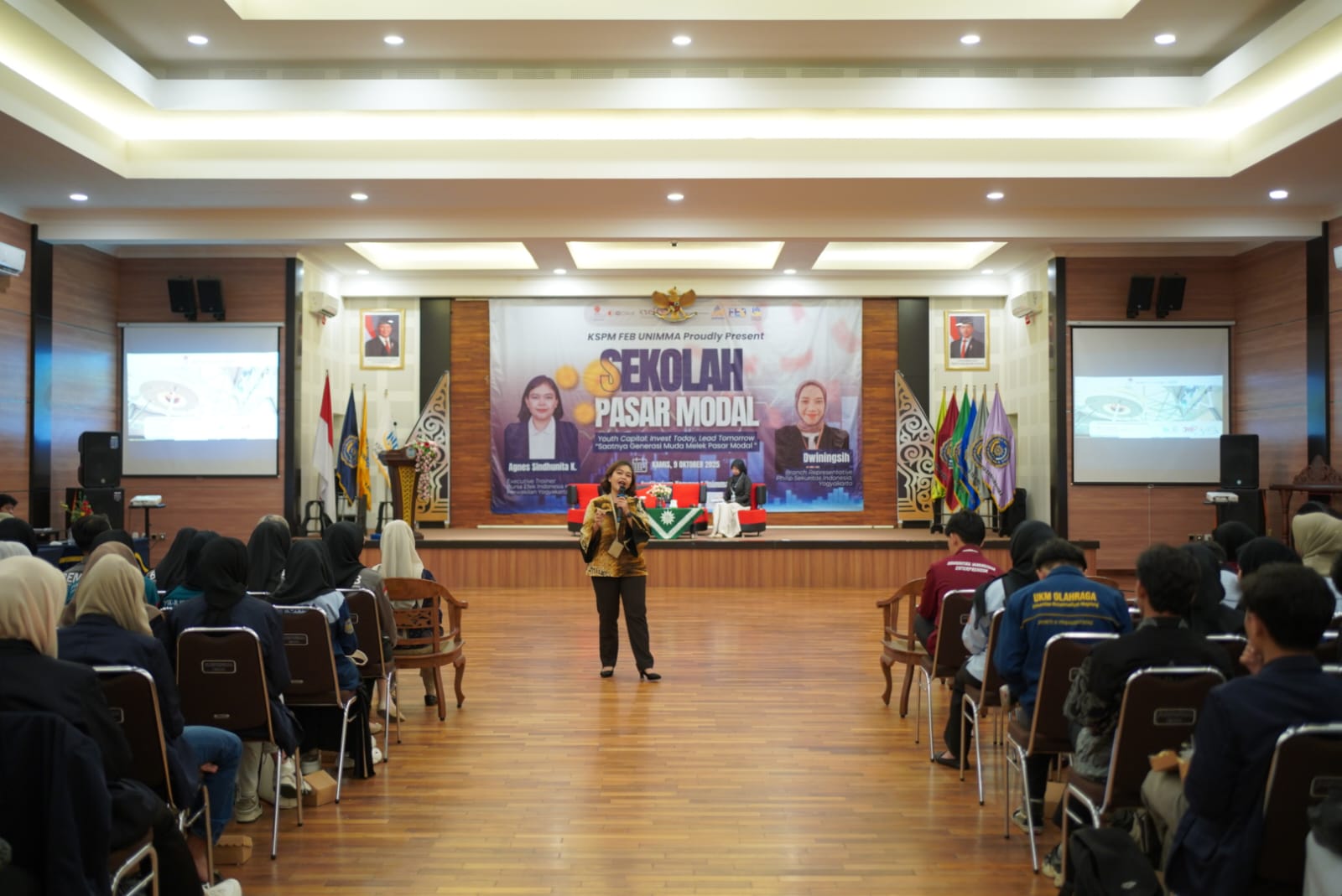 narasumber pertama dalam Seminar Pasar Modal UNIMMA