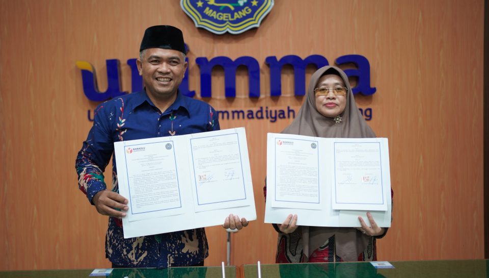 penandatanganan MoU oleh Rektor UNIMMA dan Ka Bawaslu