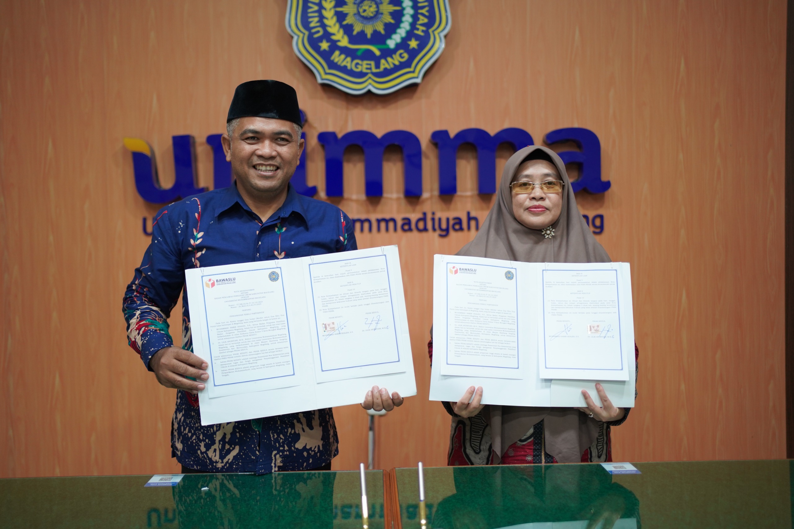 penandatanganan MoU oleh Rektor UNIMMA dan Ka Bawaslu