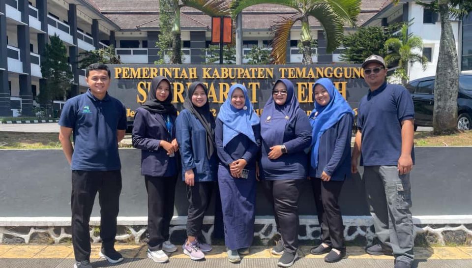 Tifani menggunakan almamater UNIMMA bersama Humas RSUD Tmg