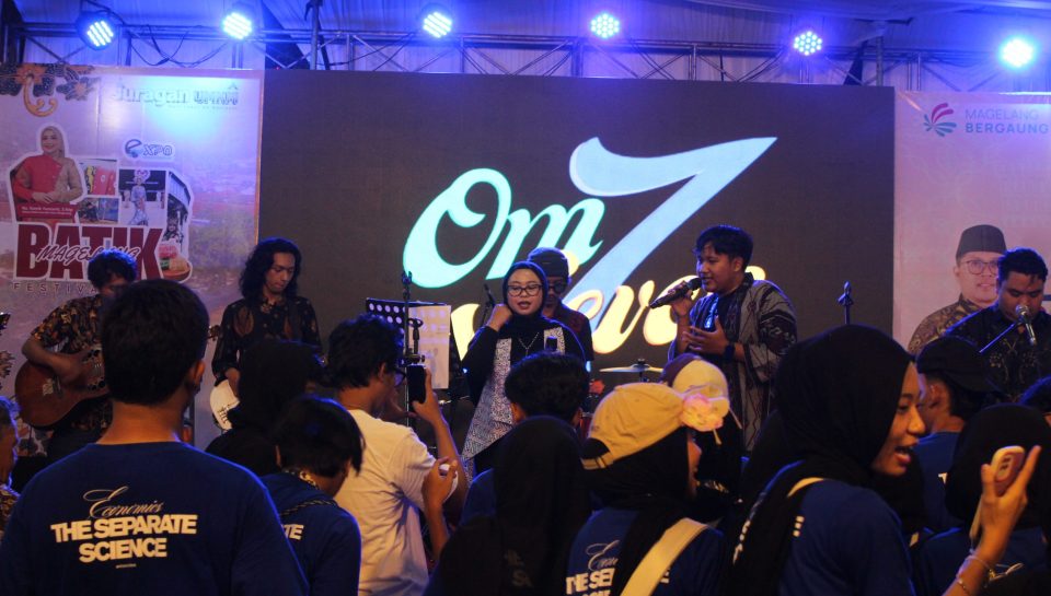 UNIMMA Dukung Talenta Musik Mahasiswa, OM SEVEN Tampil Menghibur di Expo Kewirausahaan 2025