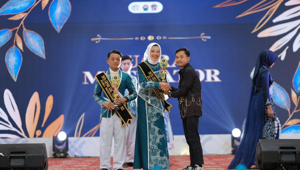 penyerahan piala kepada Adika Sekar UNIMMA