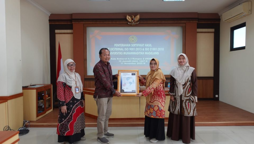 penyerahan sertifikasi ISO kepada Rektor UNIMMA
