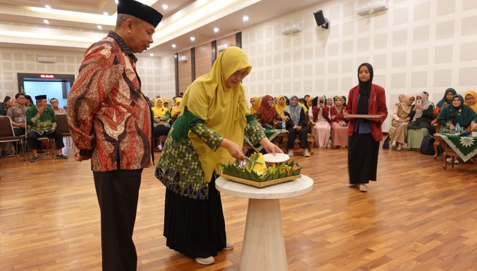 potong tumpeng oleh Rektor UNIMMA didampingi BPH
