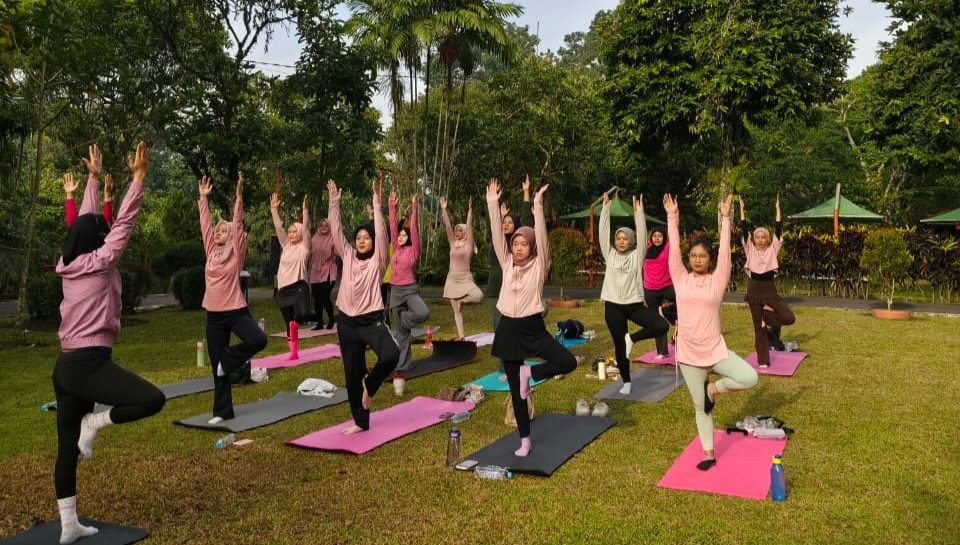 Outdoor Yoga Class oleh mahasiswa UNIMMA