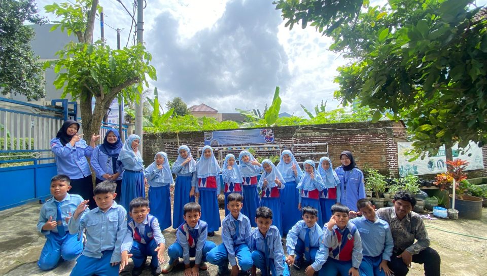 Proyek Akuaponik Mahasiswa UNIMMA Perkuat Literasi Lingkungan dan Ketahanan Pangan di SD Mutual 2
